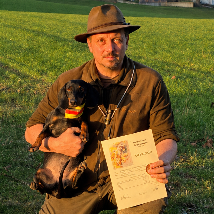 Armin der Züchter mit Dackel